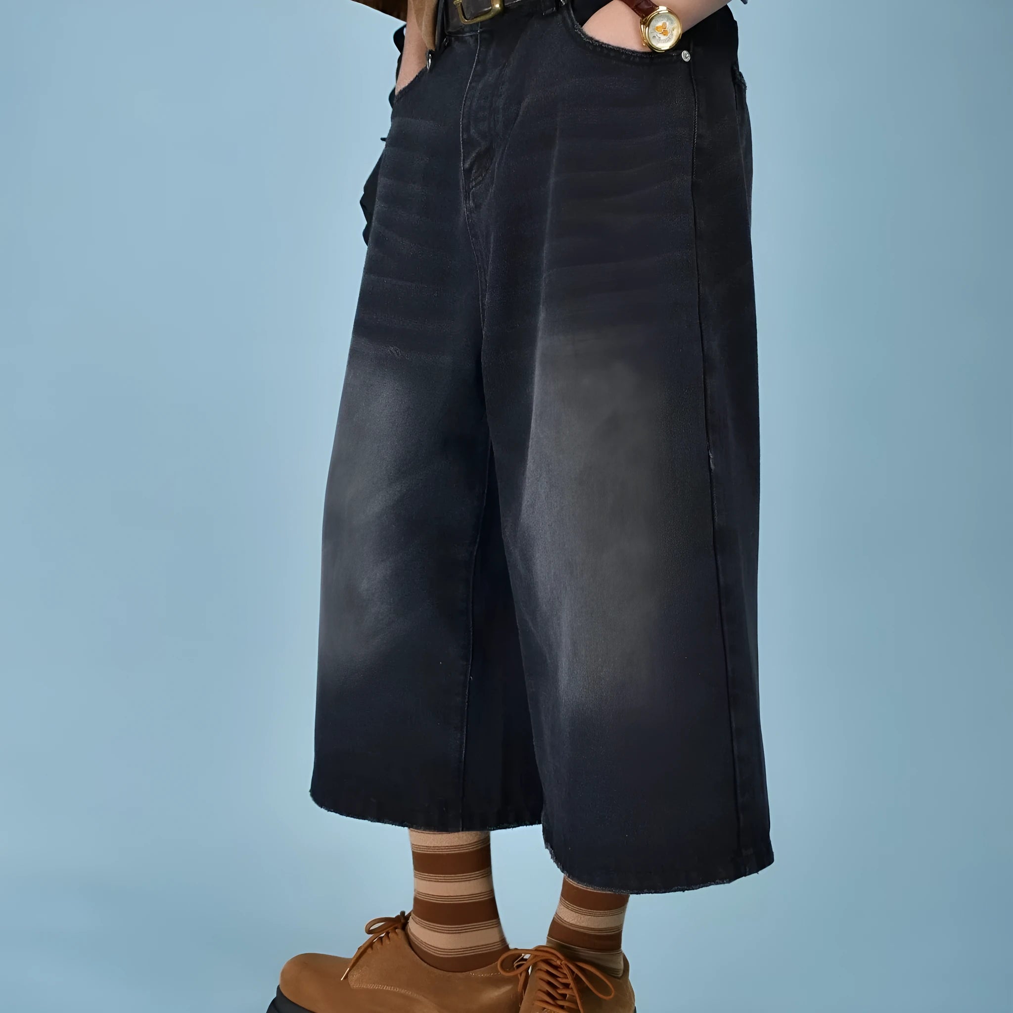 Men's straight-leg blue denim shorts with a loose fit and fifth pants length on a neutral background.