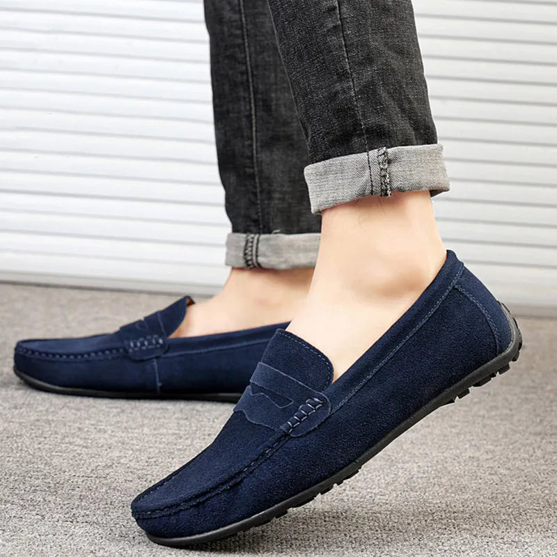 Men's solid colour suede loafers with round toe and flat rubber sole