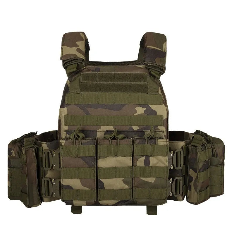 Men's camouflage tactical vest in polyester fabric with free size fitting for outdoor training