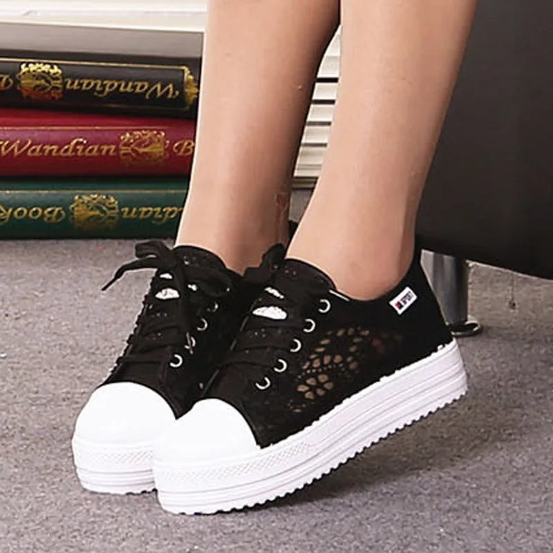 White low-top canvas shoes for women with rubber sole, plain pattern, sizes 35 to 42