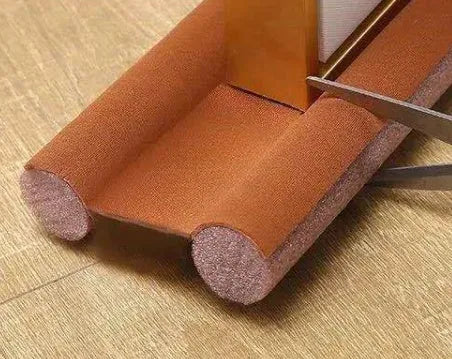 Flexible door bottom sealing strip in white and brown, 65g, 21x15x6.5cm, on hard floor
