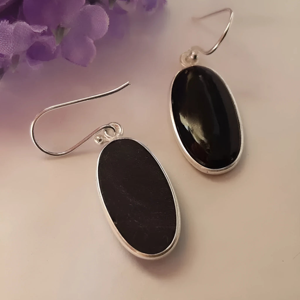 Women's geometric earrings with oval black agate pendant and electroplated silver-coloured finish