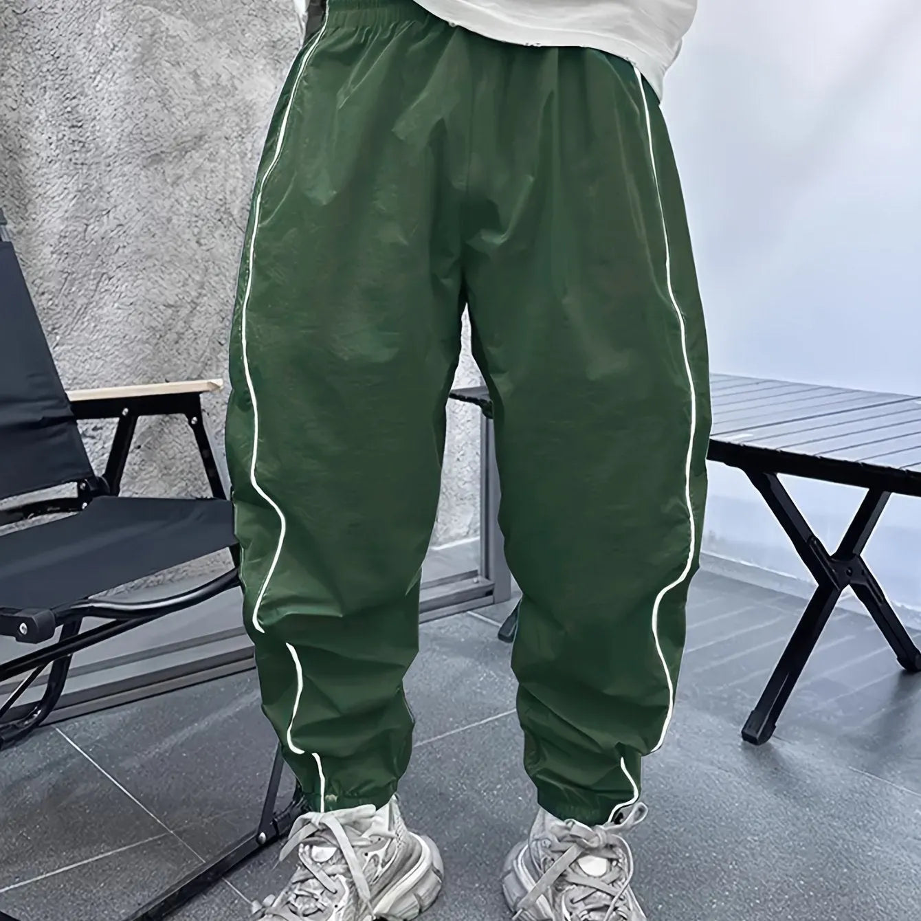 Men's loose-fit cropped trousers in bamboo fibre, shown in army green colour