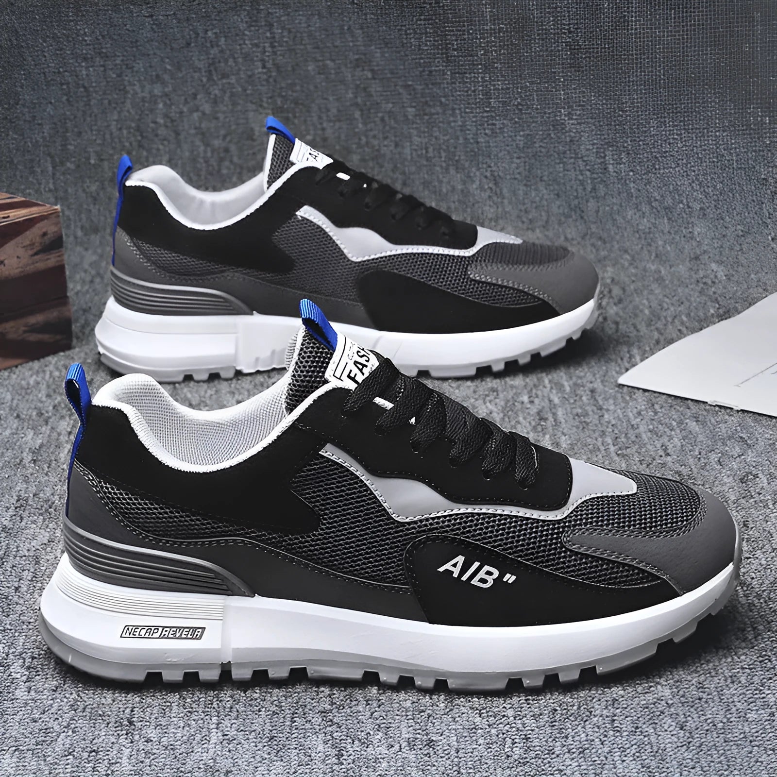 Men's lightweight mesh golf training shoes with PU upper and rubber sole in black and white