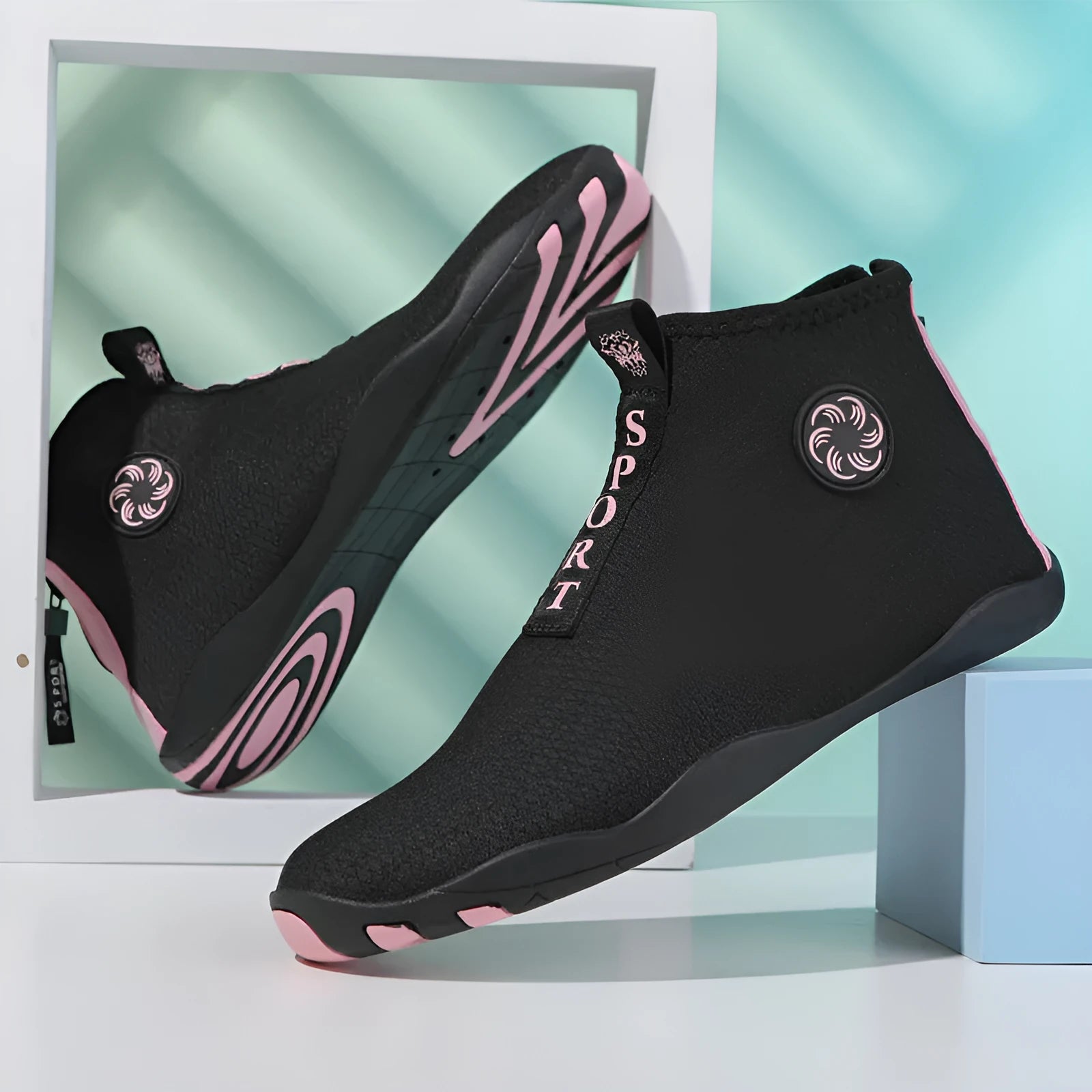 Casual mid-top beach shoes in mesh fabric with a rubber sole, shown in black and fluorescent green colour.