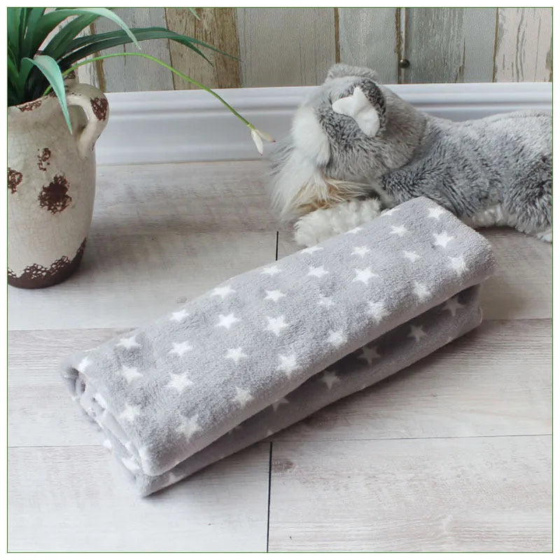 Soft pet blanket quilt in grey colour, suitable for dogs and cats, size S or L, used as a crate liner or sofa cover