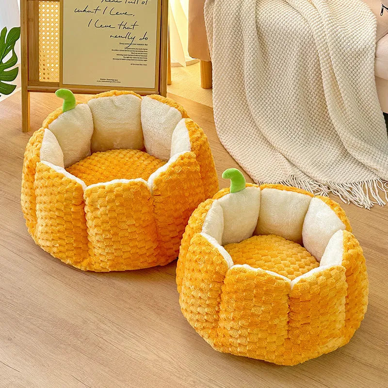 Pumpkin-shaped pet nest with raised rim, warm cat bed for Halloween and autumn, sizes S and M.