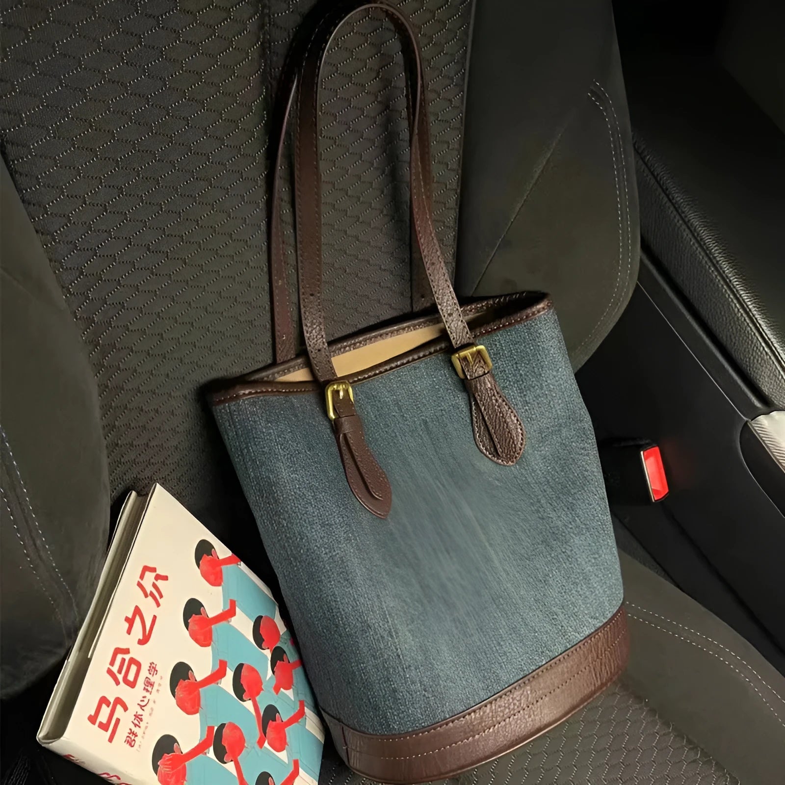 Retro denim patchwork one-shoulder bucket handbag in denim colour.