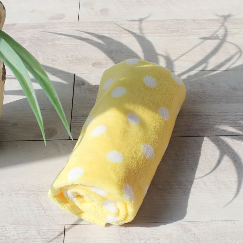 Soft pet blanket quilt in grey colour, suitable for dogs and cats, size S or L, used as a crate liner or sofa cover