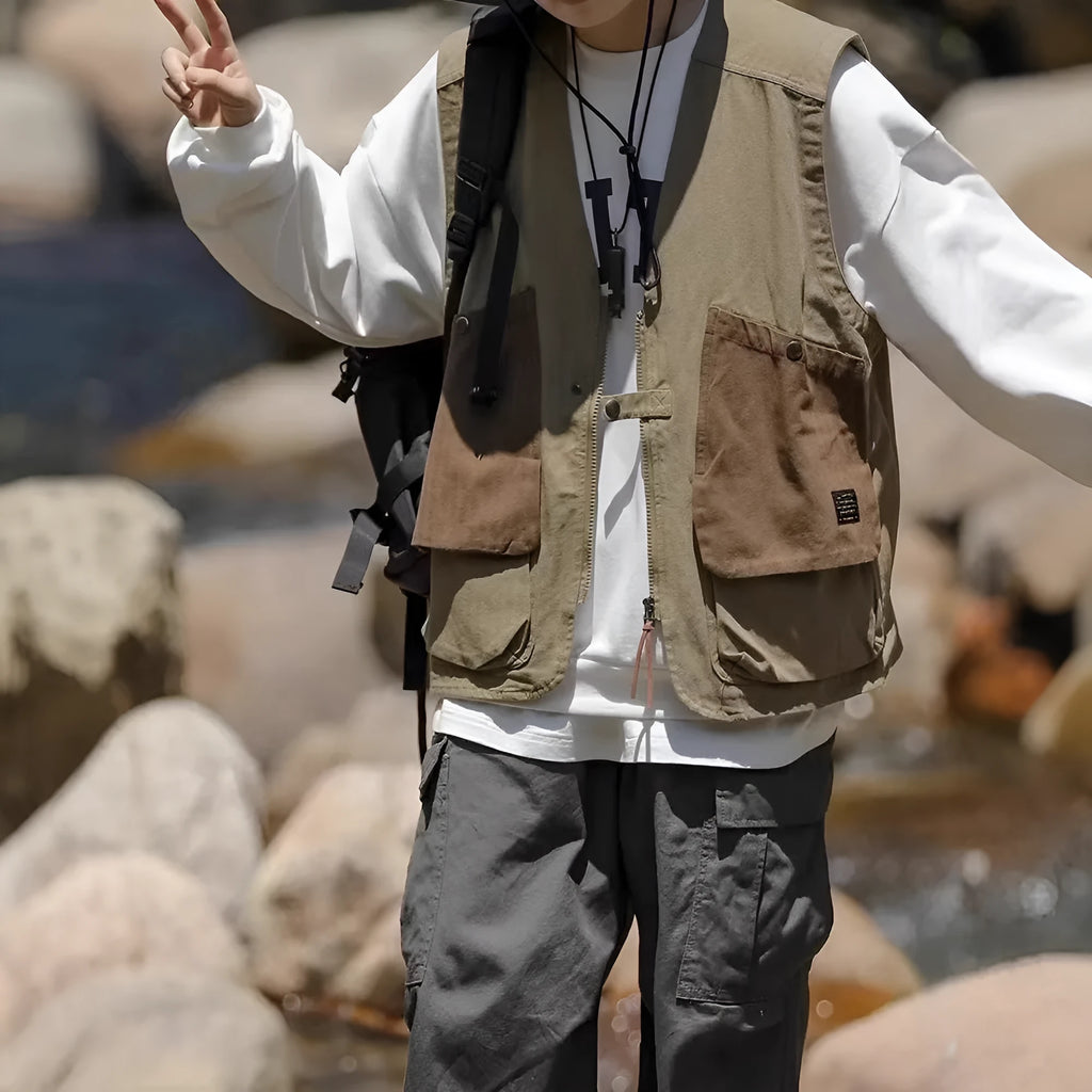 Retro multi-pocket vest for men in khaki with zipper and straight hem sleeveless cardigan style