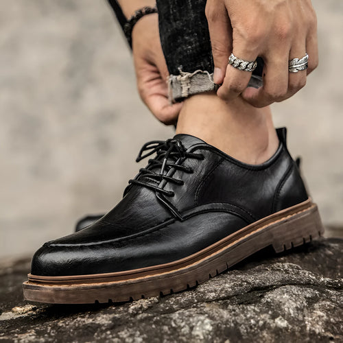 Casual leather shoes in black or brown with round toe and rubber soles