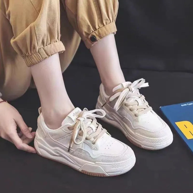 Women's low top sneakers with rubber sole in beige and pink colour options