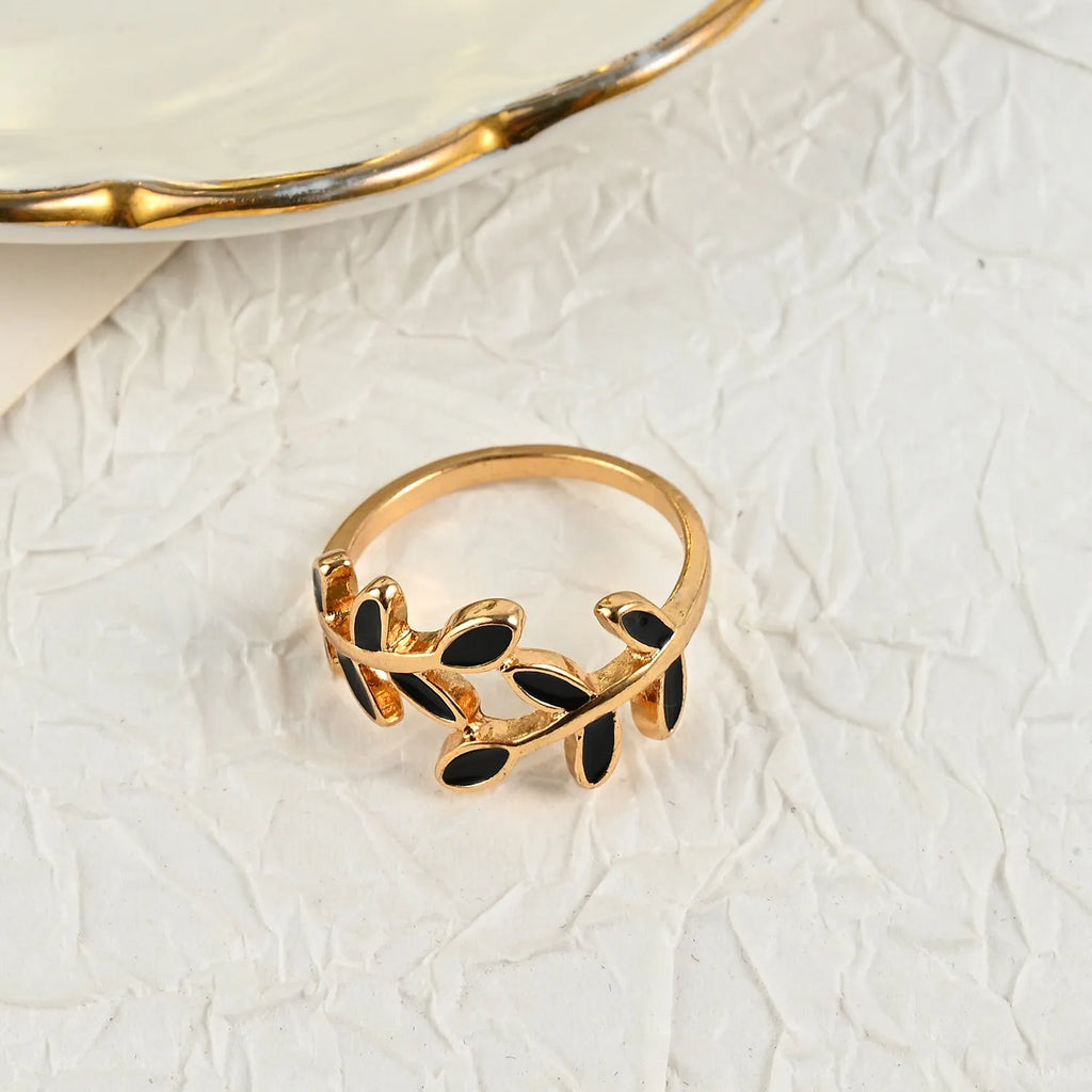 Gold-coloured acrylic ring with a floral shape and leaf geometric design details.