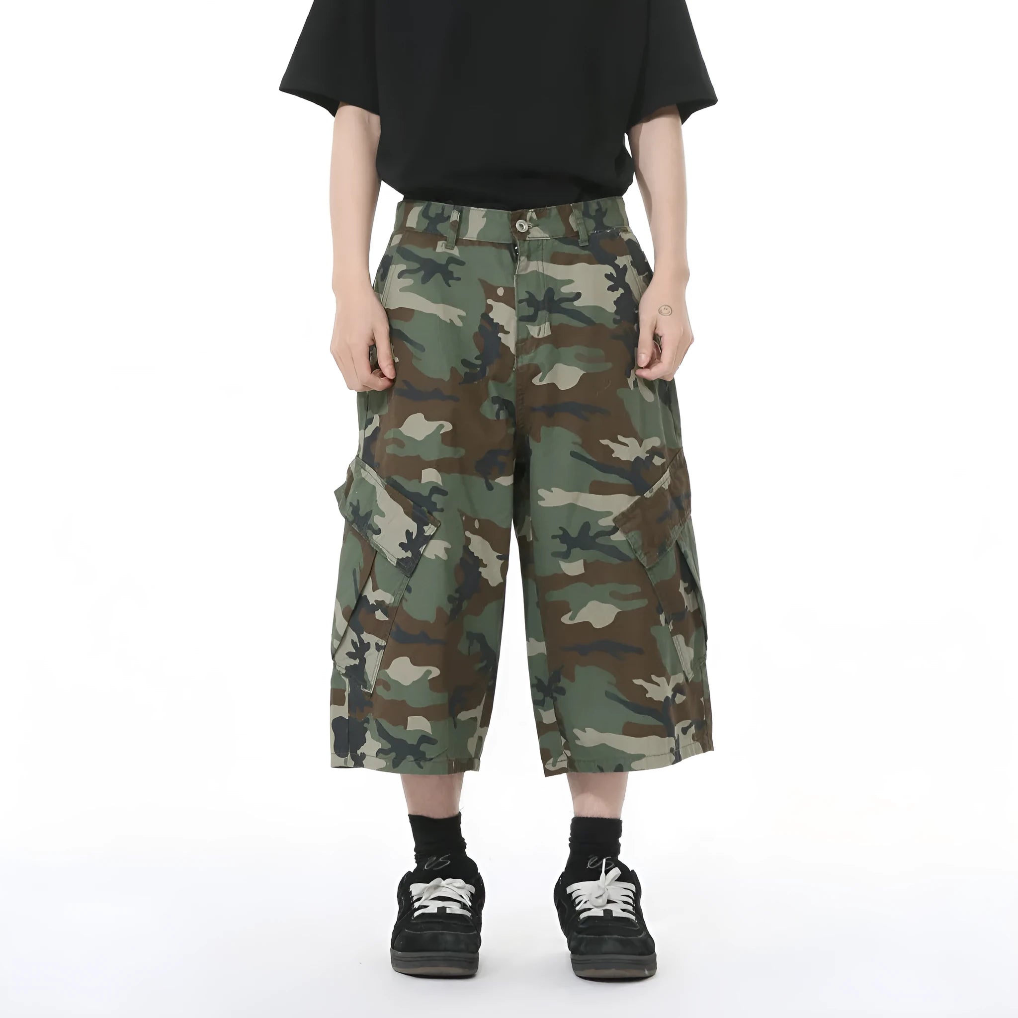 Men's camouflage cropped jeans with wide leg loose fit and American side stitching detail