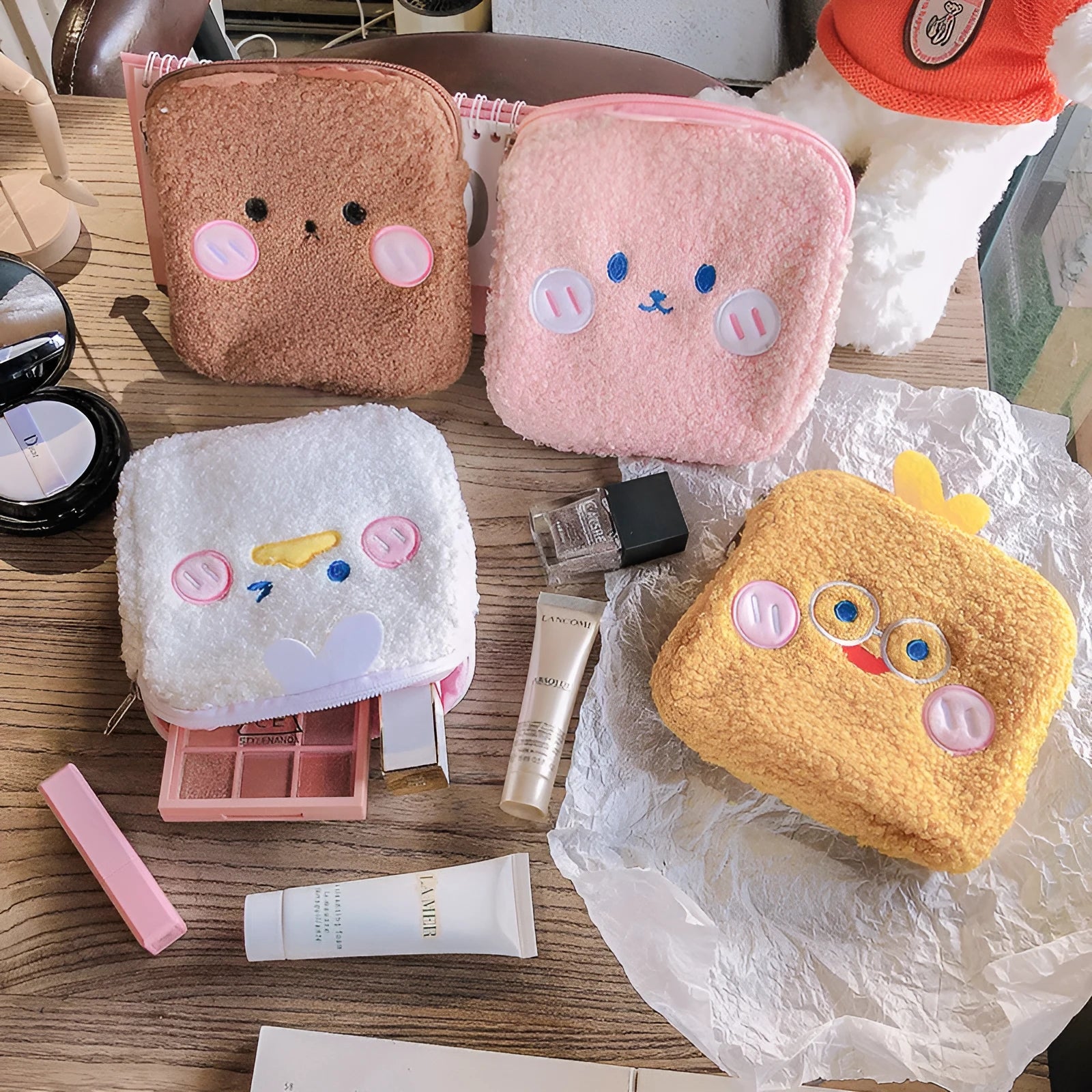 Sanitary napkin storage bag in pink rabbit print design, 13x13x1.5cm, flannel and non-woven fabric