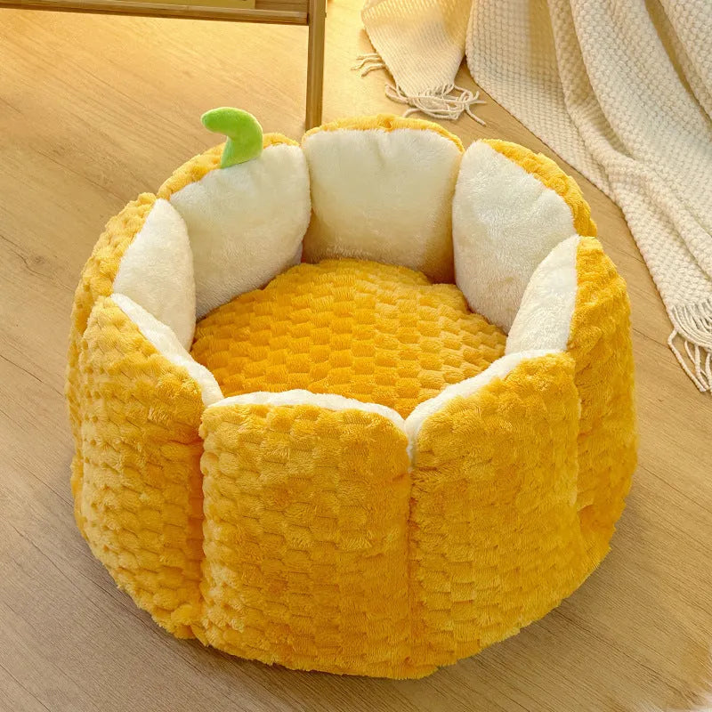 Pumpkin-shaped pet nest with raised rim, warm cat bed for Halloween and autumn, sizes S and M.