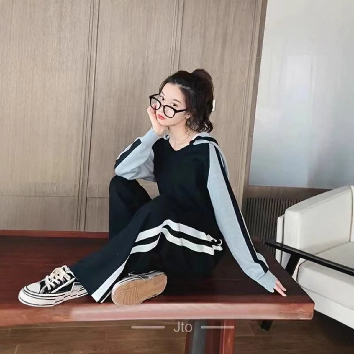 V-neck hooded sweater and loose wide leg pants sports suit for women in gray and black