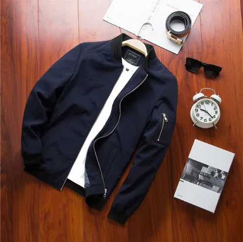 Men's slim fit casual baseball jacket in solid colour with zipper and side pockets.