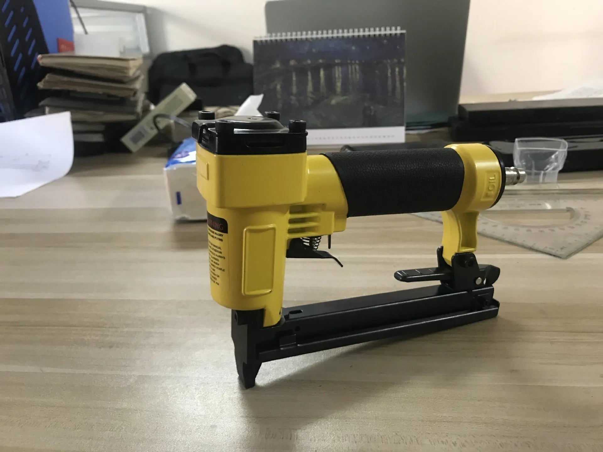Blue and yellow U-type pneumatic strip nail gun with American air connector for decoration and furniture work