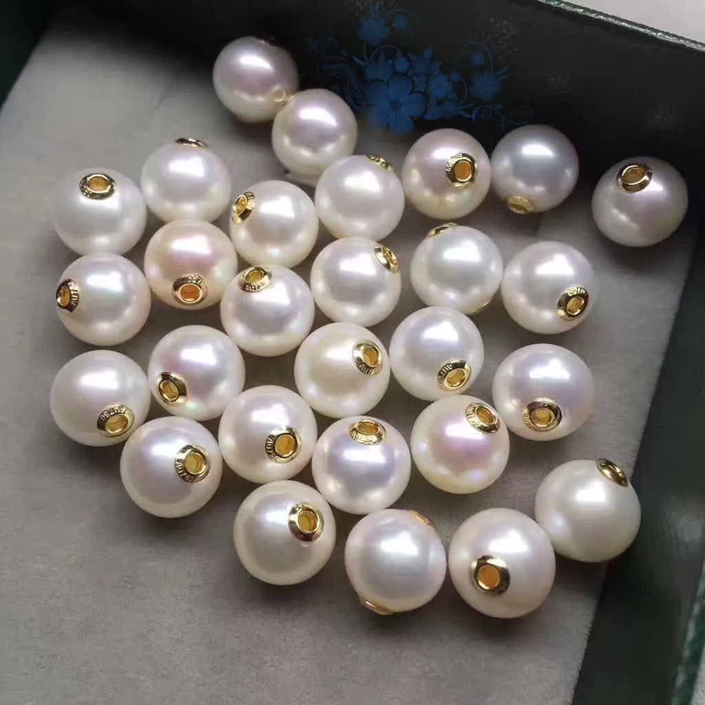 Pearl clavicle necklace with mother-of-pearl pendant in 18K gold finish on delicate chain