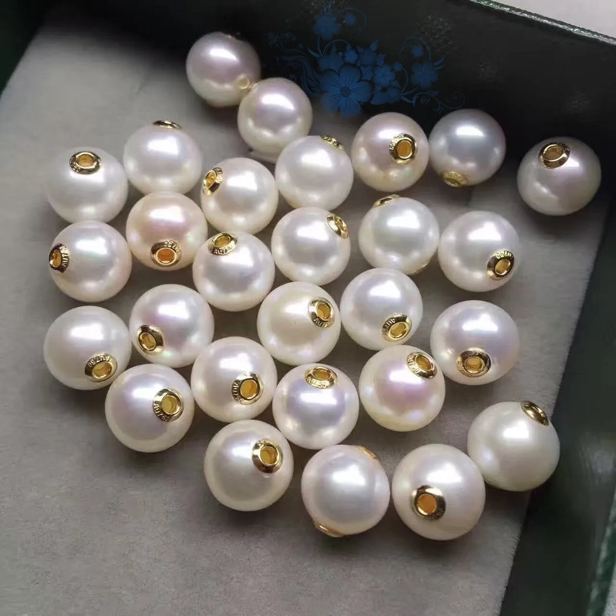 Pearl clavicle necklace with mother-of-pearl pendant in 18K gold finish on delicate chain