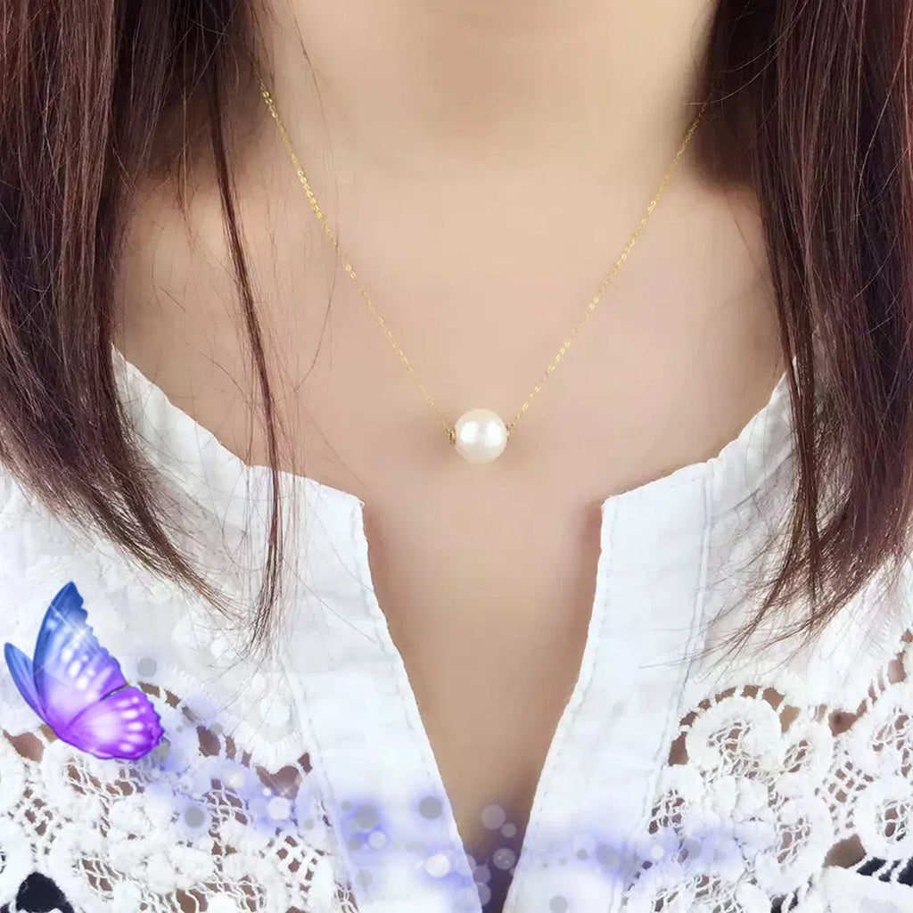 Pearl clavicle necklace with mother-of-pearl pendant in 18K gold finish on delicate chain