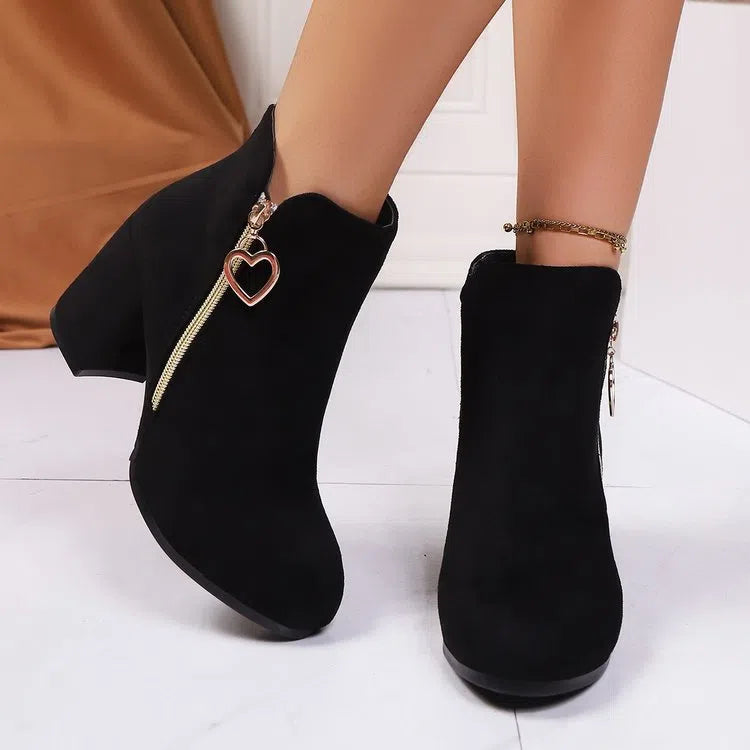 Plus-size suede side zip ankle boots with 6-8cm chunky heel, round toe, black or red, sizes 36-42