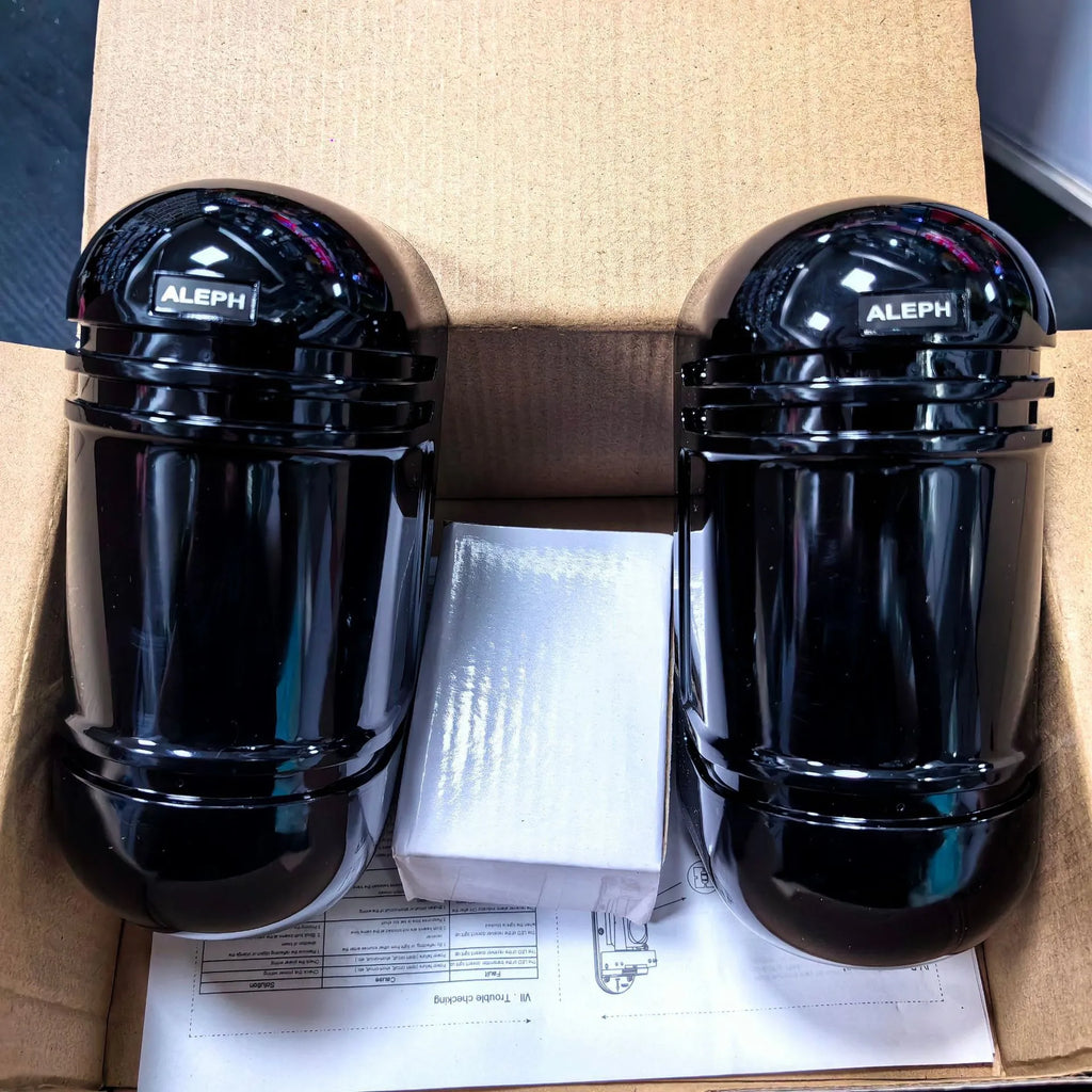 Black 2-beam infrared security detector with wired connection for 150m range anti-theft protection