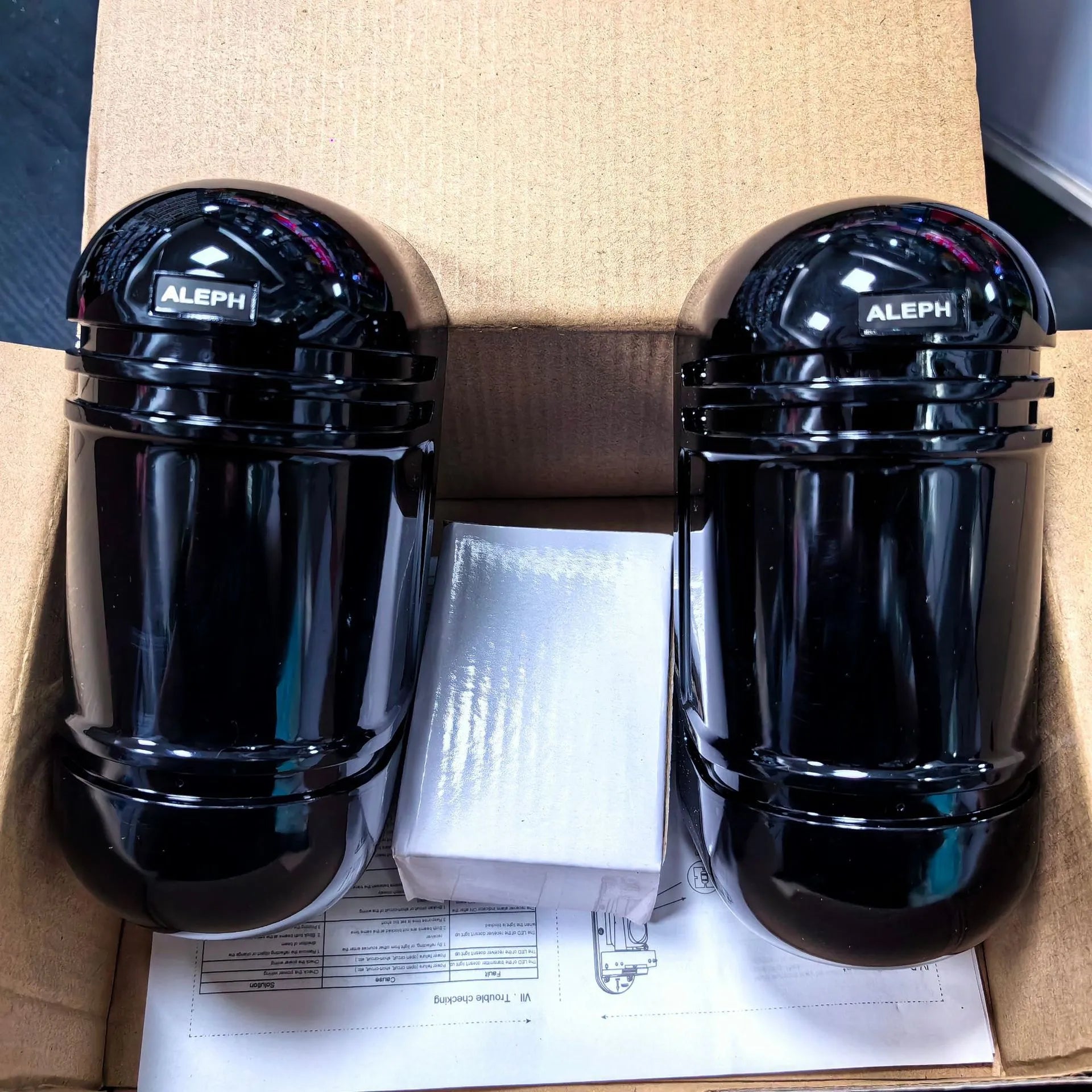 Black 2-beam infrared security detector with wired connection for 150m range anti-theft protection