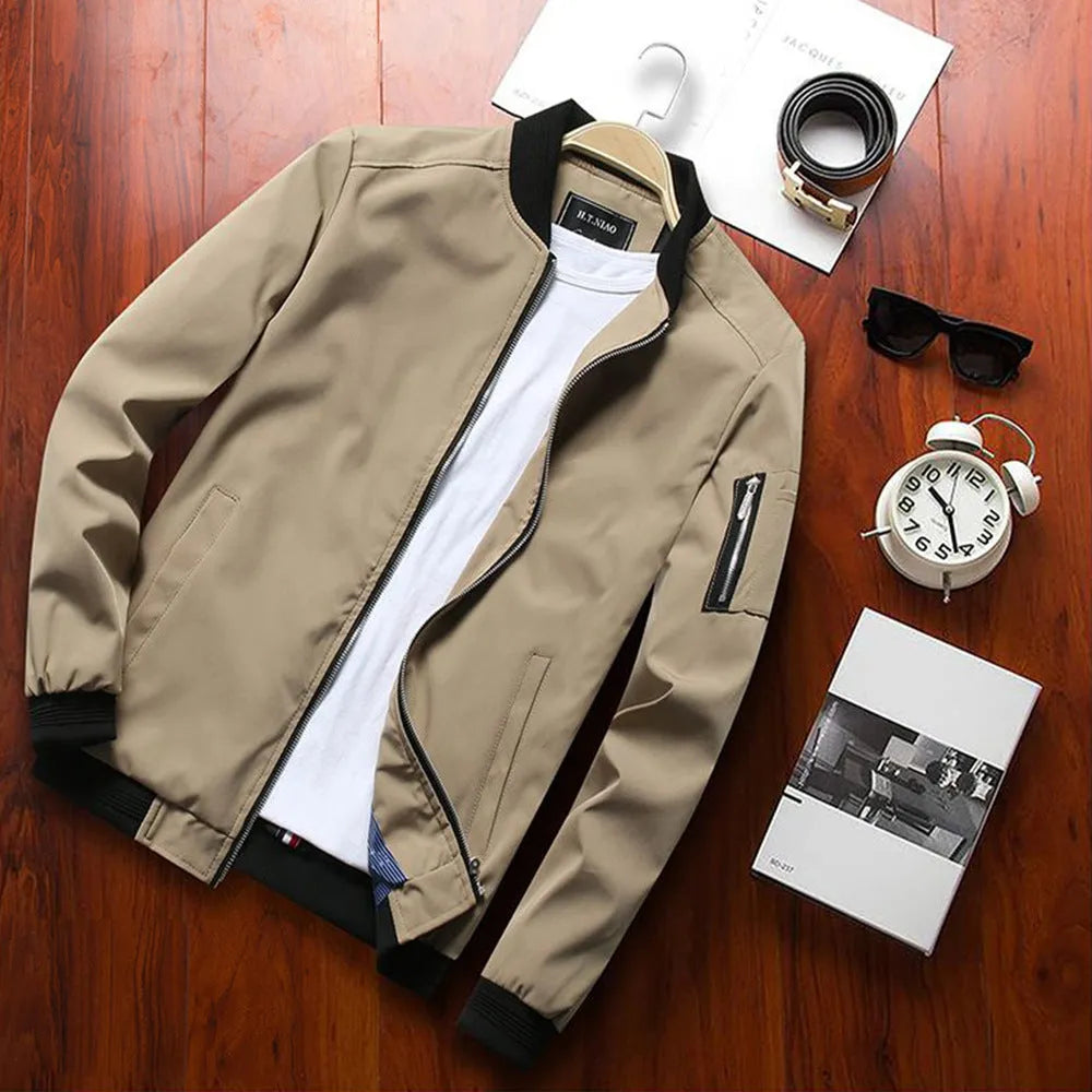 Men's slim fit casual baseball jacket in solid colour with zipper and side pockets.