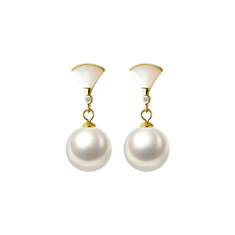 Gold fan-shaped shell pearl earrings in 925 silver with geometric ancient style design for women.