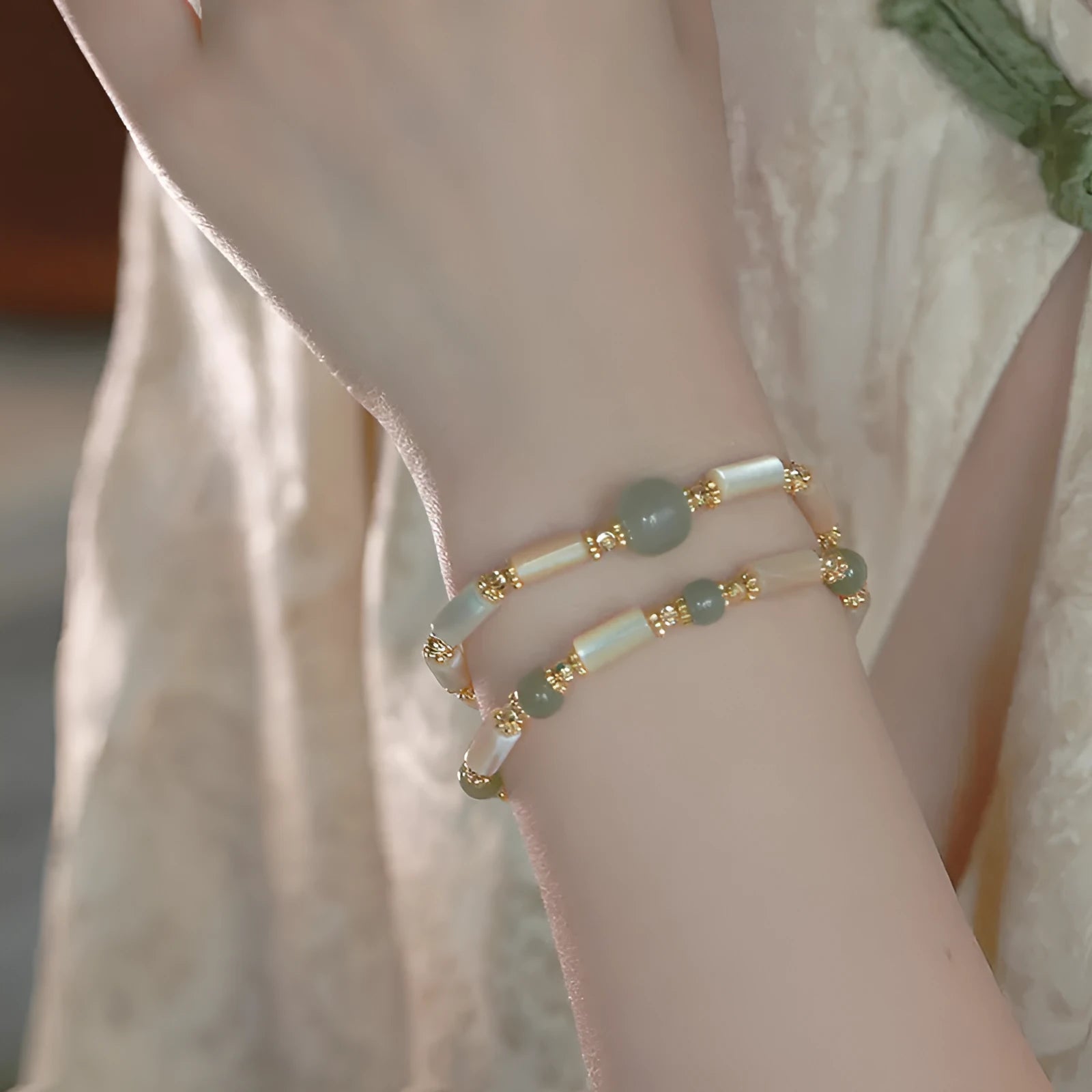 Women's natural white Hetian jade bracelet with lip shell design and round beads