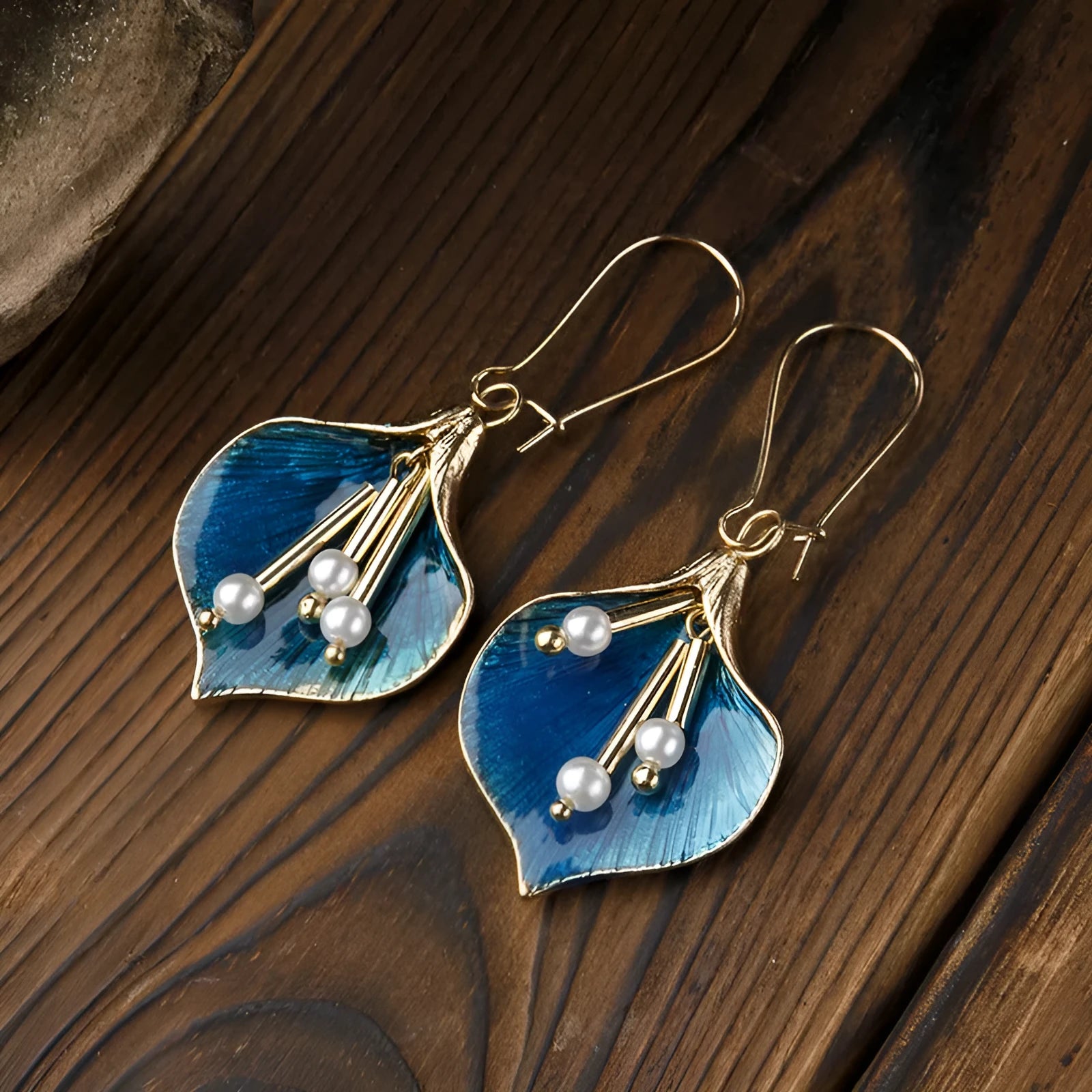 Retro flower drop earrings for women in blue and green alloy with electroplating finish