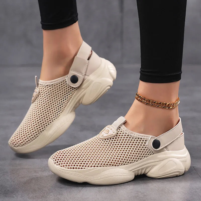 Women's casual sports sandals in beige with Flyknit upper and round toe design.