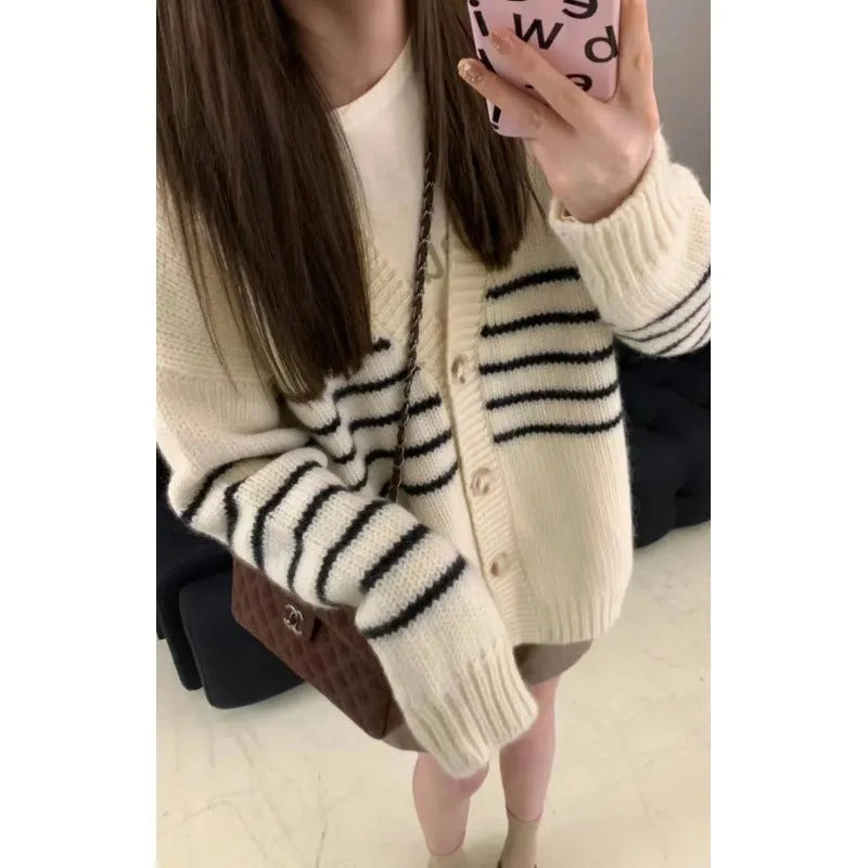 Collar button cardigan sweater with 3D pattern in picture colour