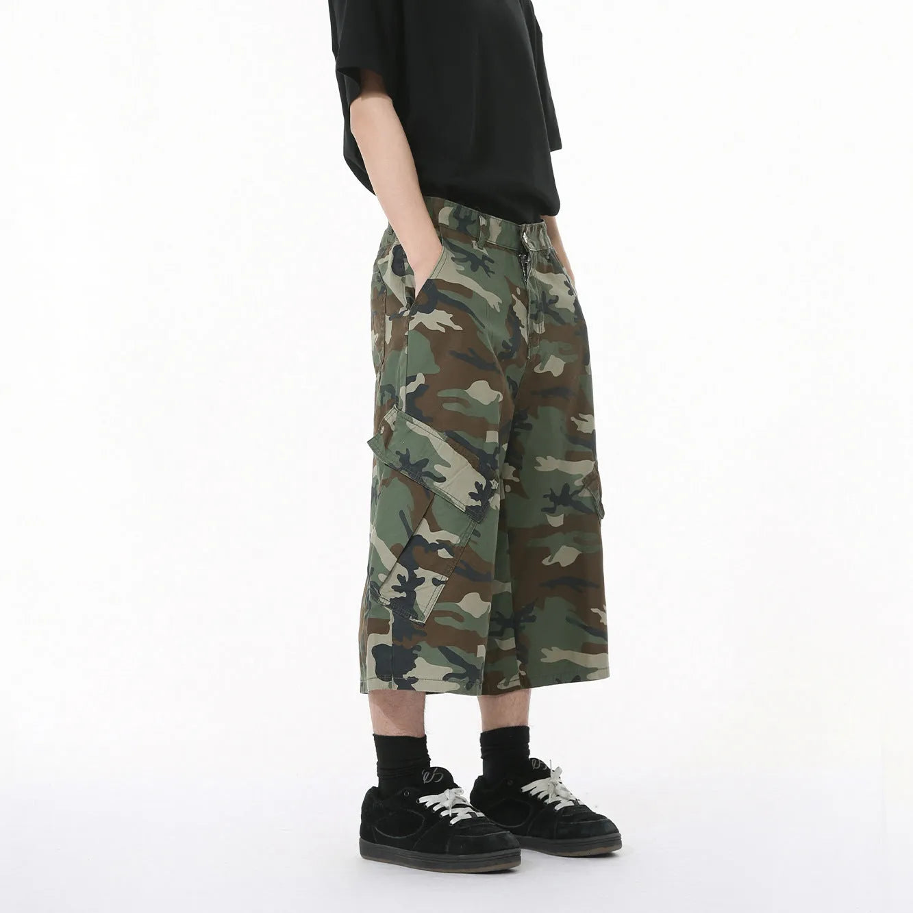 Men's camouflage cropped jeans with wide leg loose fit and American side stitching detail