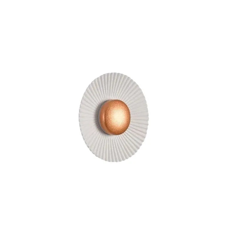 Round aluminium wall lamp with LED light in a white and gold colour option.
