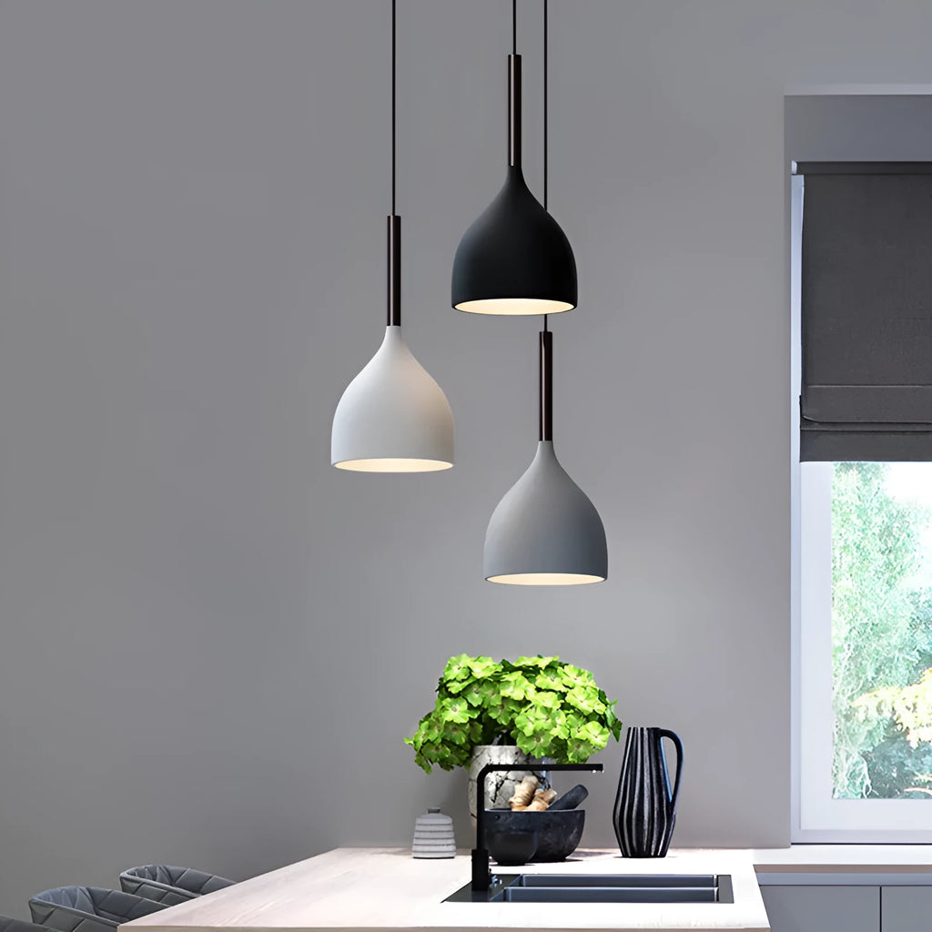 Nordic three-head pendant light in black finish for dining room 220V