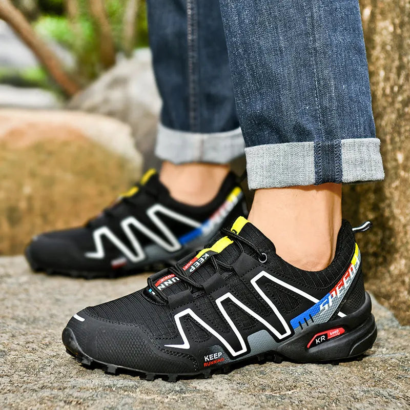 Men's synthetic leather casual running trainers with mesh lining in black and white colour