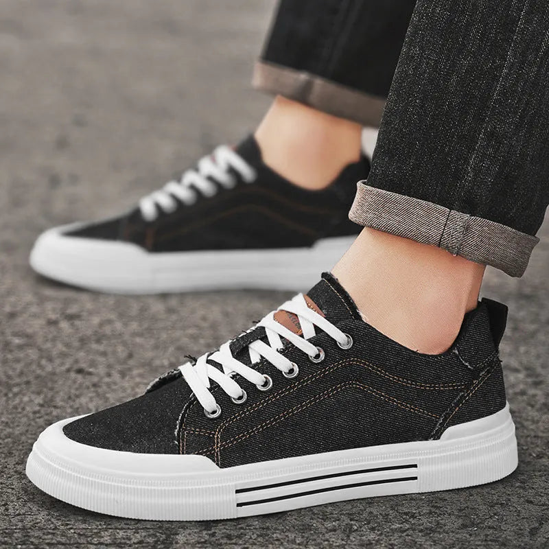 Men's low top canvas sneakers in black or blue with front lace-up fastening and injection moulded plastic sole, sizes 39-48