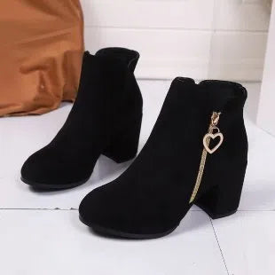 Plus-size suede side zip ankle boots with 6-8cm chunky heel, round toe, black or red, sizes 36-42