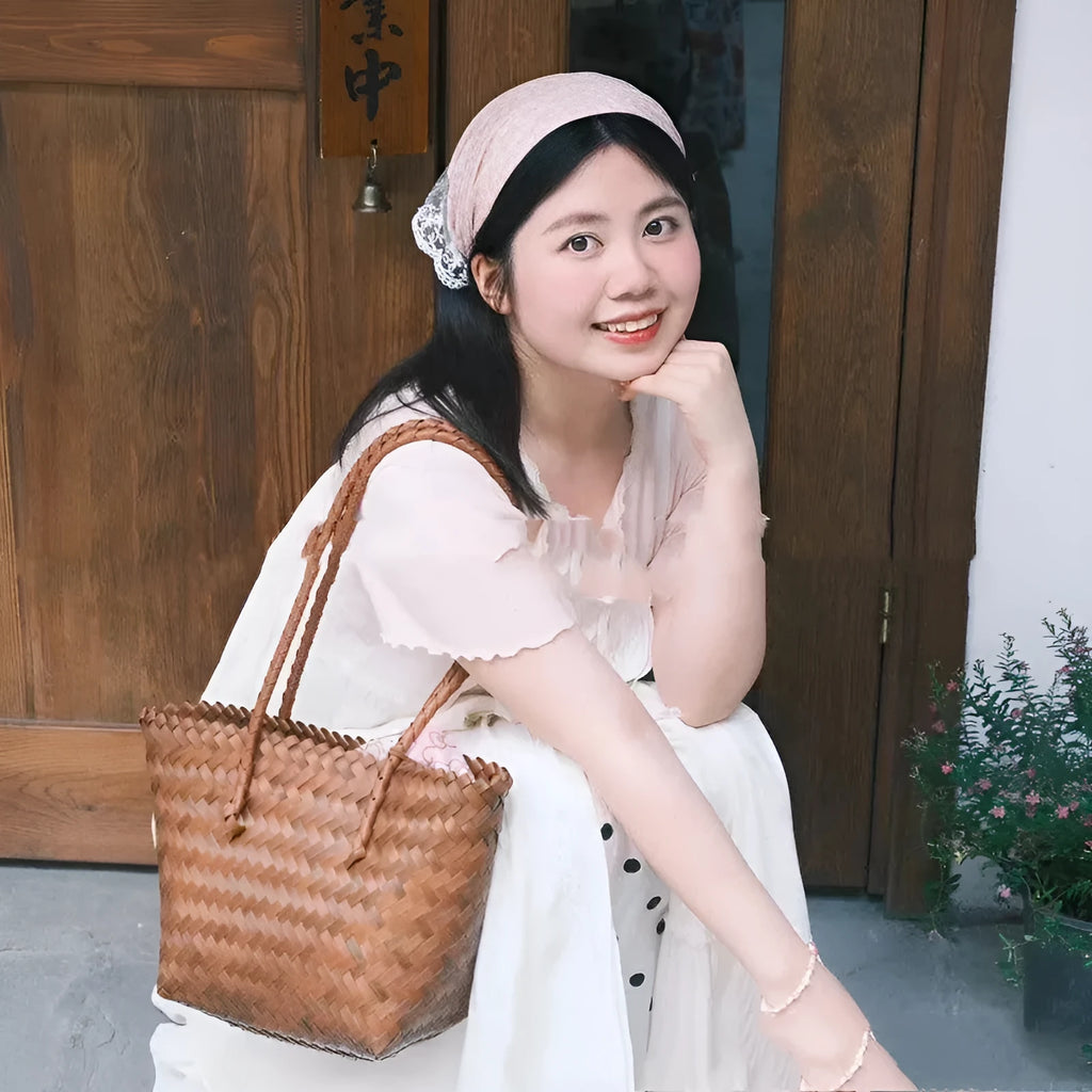 PVC straw shoulder bag in beige, square vertical shape, double connector strap, 22x12x22cm size