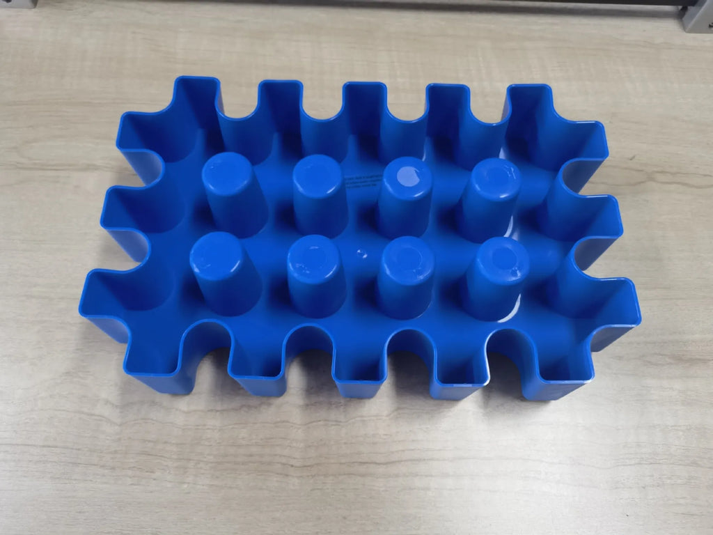 Blue plastic outdoor ice maker tray for camping and barbecues, dimensions 34x22x6 cm