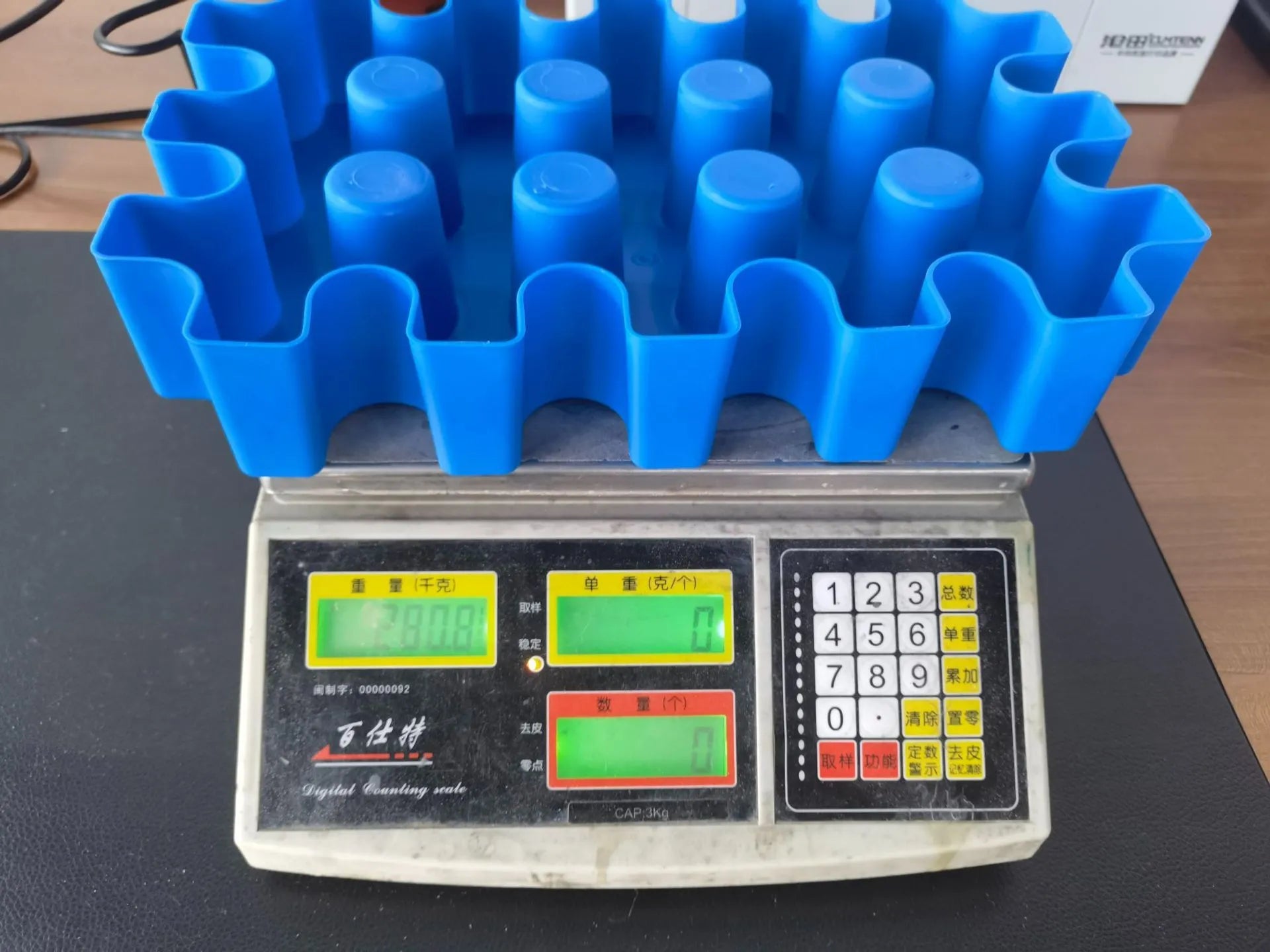 Blue plastic outdoor ice maker tray for camping and barbecues, dimensions 34x22x6 cm