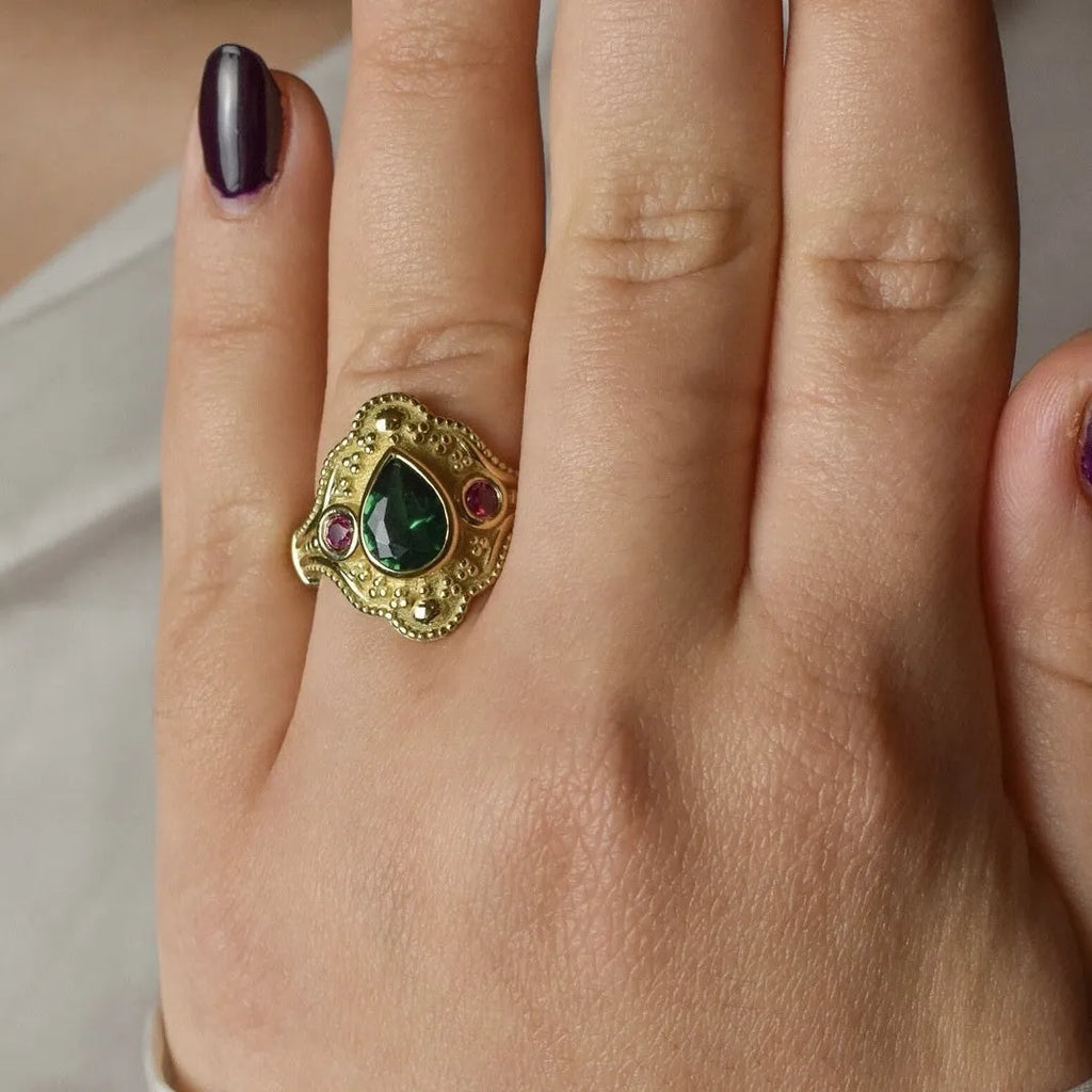 Geometric gold-plated women's ring on a white background, showing its alloy construction and lvzuan colour.