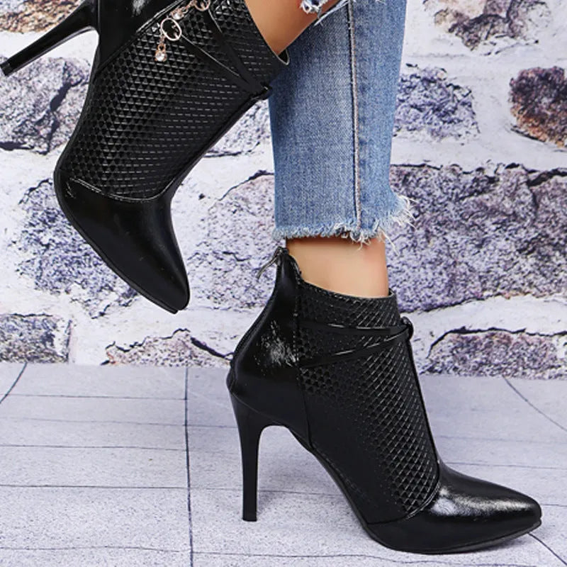 Women's pointed toe ankle boots with 9.5cm stiletto heel and side zipper in glossy black