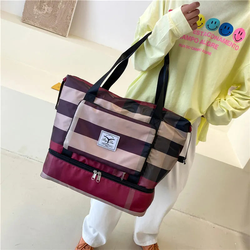 Foldable travel duffel bag in black, dark blue or wine red with 20-35L capacity and dry wet separation