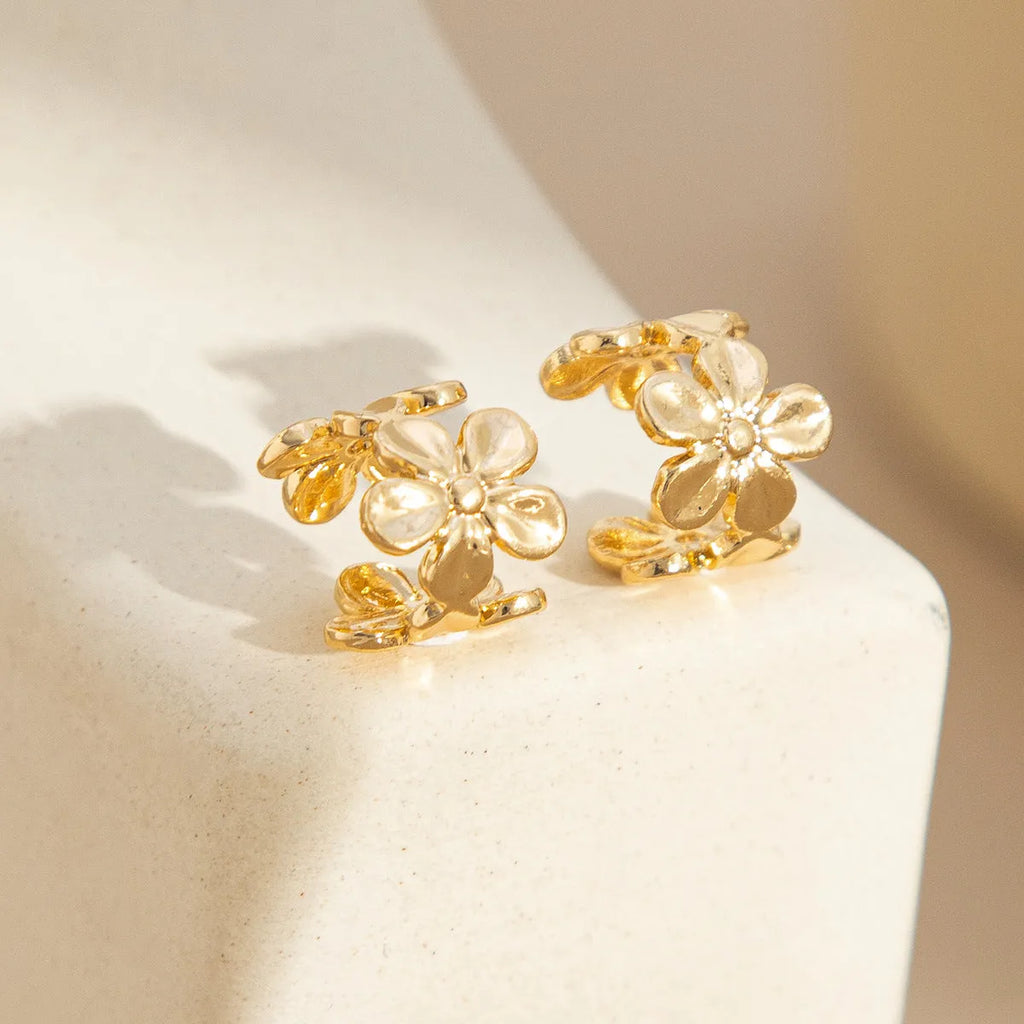 Gold-coloured alloy drop earrings with starfish and scallop designs for women.
