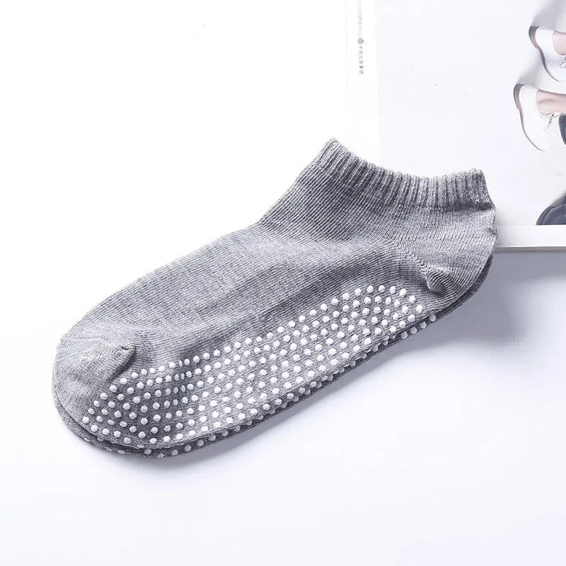 Men's non-slip invisible yoga socks in solid colour cotton, low-cut design