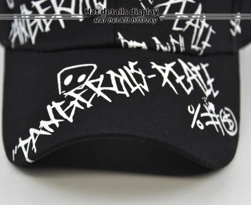 Cotton baseball cap with adjustable fit and curved brim, black colour